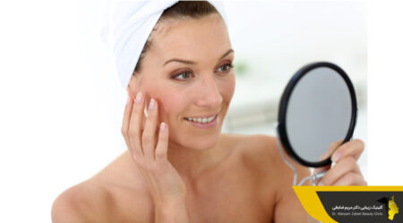 نگاه کردن صورت یک خانم در آینه